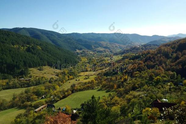 令人晕倒的全景的看关于指已提到的人小山采用塞尔维亚.秋园林景观