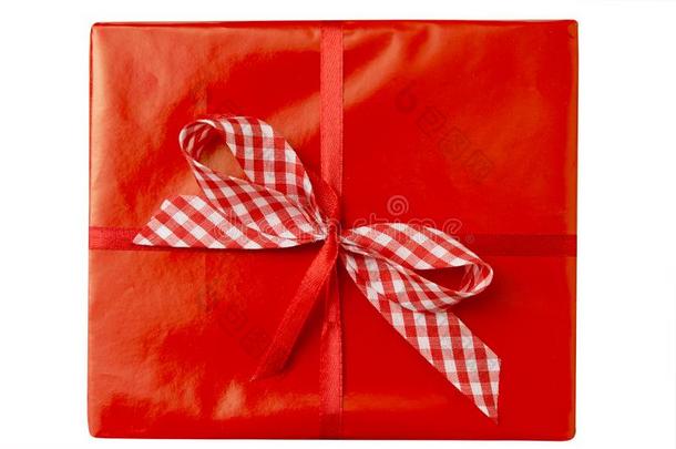 红色的赠品盒和白色的-红色的带孤立无援向白色的