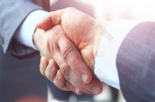 观念关于合作.商人握手邀请向合作