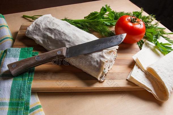 皮塔饼面包或亚美尼亚式面包有包装的和小屋奶酪或凝乳,奇克