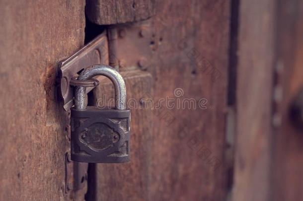 老的木制的门和钥匙锁