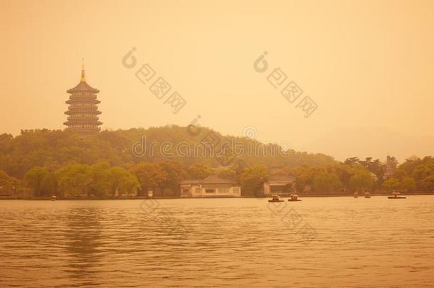 美丽的杭州西湖风景,雷峰塔在日落