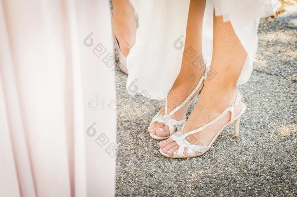 婚礼鞋子新娘为婚礼一天