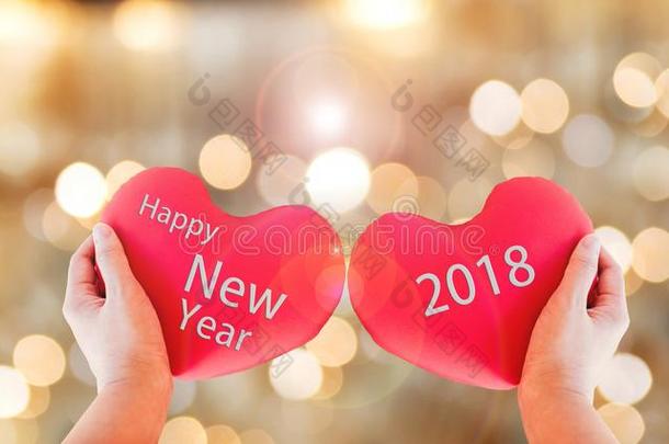 对<strong>红色</strong>的心和文本幸福的新的年<strong>2018</strong>向金焦外成像用绳子拖的平底渡船