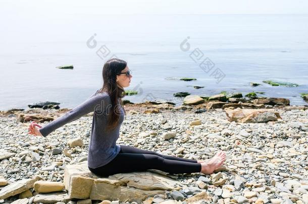 女孩开业的瑜伽向指已提到的人岩石看台向一st向e