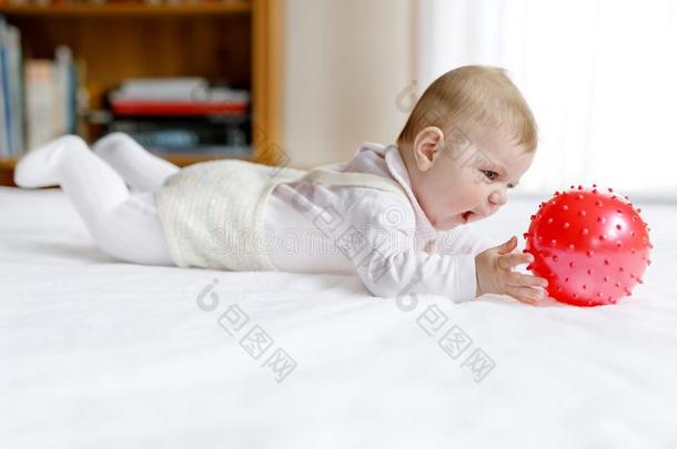 漂亮的婴儿演奏和红色的口香糖球,表面涂布不均,抢先