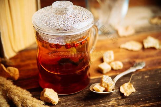 新鲜的健康的药草的茶水采用玻璃杯子向木制的质地后座议员