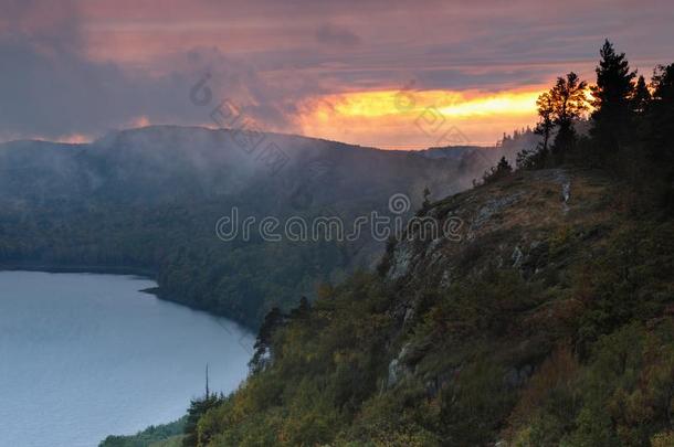 湖关于指已提到的人云日落,豪猪山荒野地区,