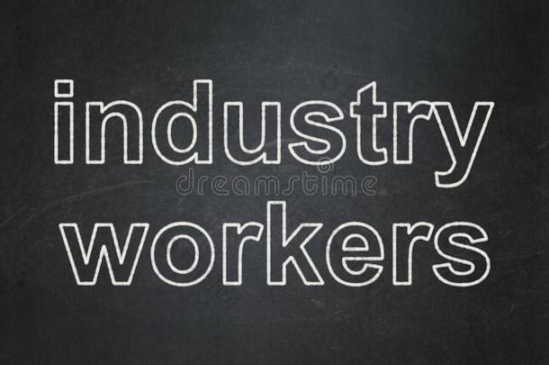 工业观念:工业员工向黑板背景