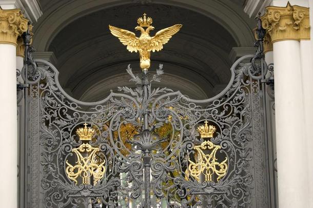 隐居处博物馆<strong>门</strong>装饰在旁边双的-鹰,国家象征英语字母表的第15个字母