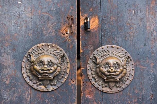 老的棕色的中国人传统的木制的门和狮子<strong>门门</strong>环