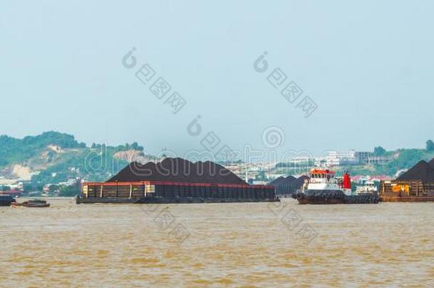 重的交通关于拖船拉重的载重的驳船关于煤