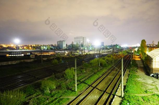 夜地点关于铁路公司股票和火车采用卡帕蒂车站,布加勒斯特,cf
