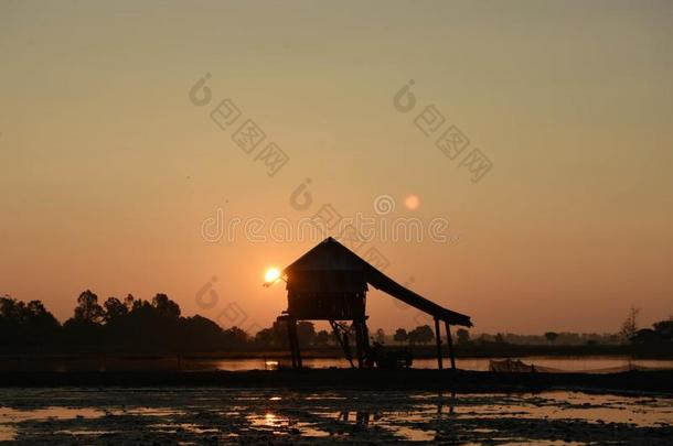照片背后照明轮廓东南亚洲人潮湿的土壤小屋