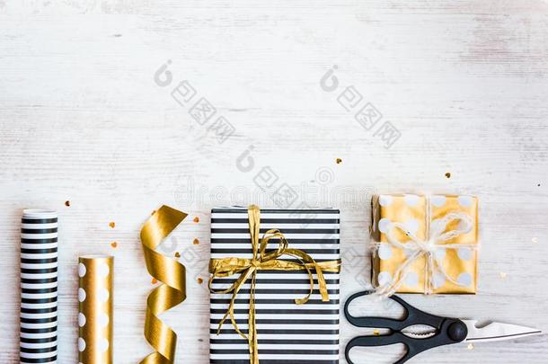 赠品盒有包装的采用黑的和白色的有条纹的和金色的有点的
