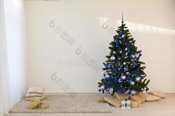 圣诞<strong>节</strong>树向圣诞<strong>节</strong>一天采用一白色的房间和礼物
