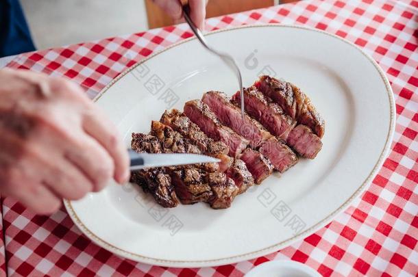 刨切的中等的罕见的木炭烤的瓦圭牛脊肉牛排采用白色的