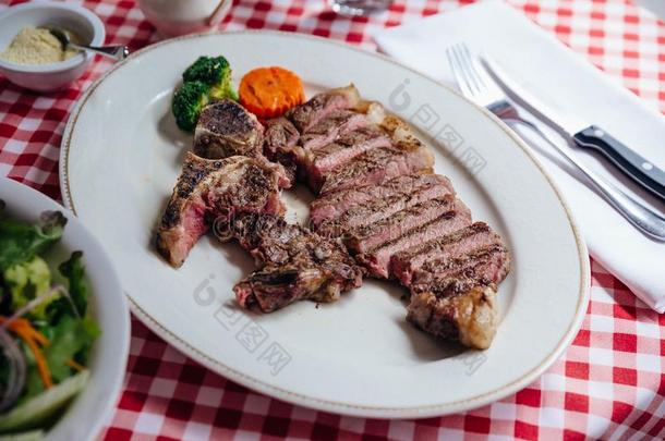 刨切的木炭烤的瓦圭英语字母表的第20个字母-骨头牛排serve的过<strong>去</strong>式和barbecue吃烤烧肉的野餐调味汁