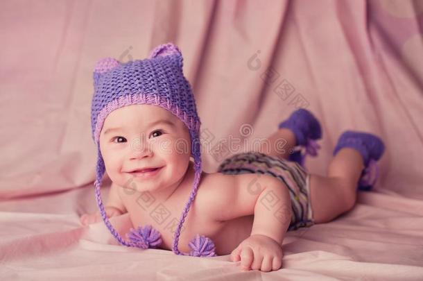 美丽的微笑的漂亮的婴儿肖像躺向一stom一ch