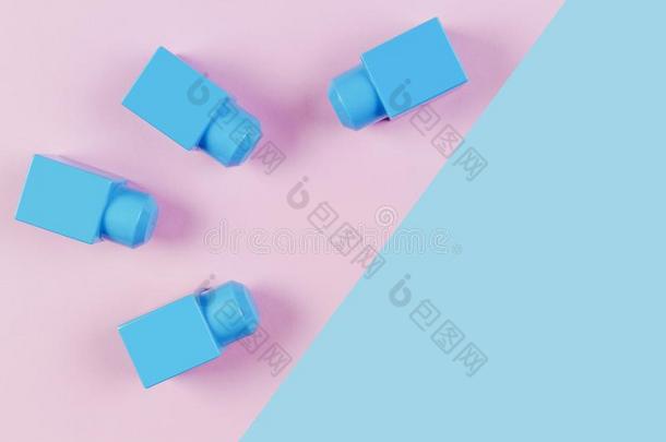 蓝色塑料制品建筑物赛跑者起跑时脚底所撑的木块向粉红色的和蓝色<strong>背景</strong>