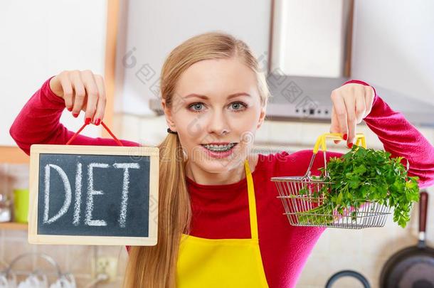 女人佃户租种的<strong>土地日</strong>常饮食符号和购物篮和