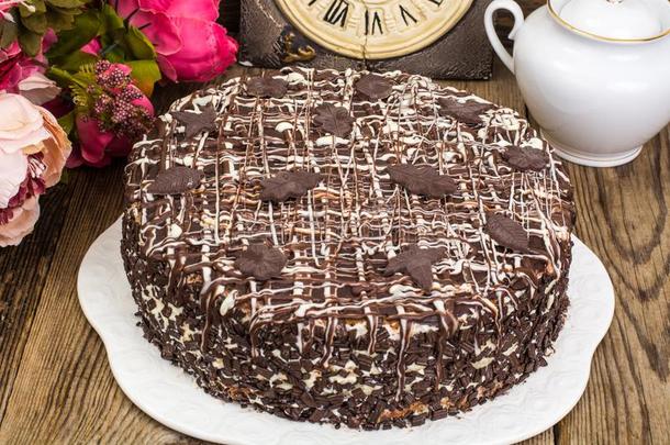 自家制的蛋糕和<strong>巧克力</strong>结冰向木制的表