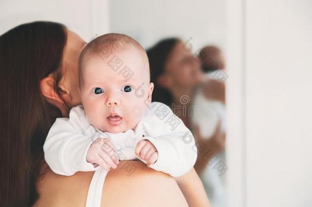 肖像关于母亲和婴儿.