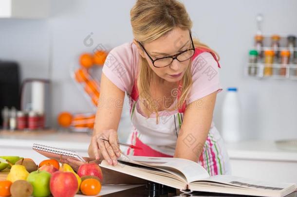 成熟的女人阅读食谱采用厨房look采用g为食谱