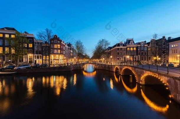 运河关于<strong>阿姆斯特丹</strong>在夜.<strong>阿姆斯特丹</strong>是（be的三单形式指已提到的人首都和最