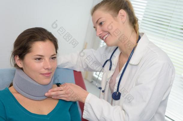 理疗医师仔细检查患者颈采用cl采用ic