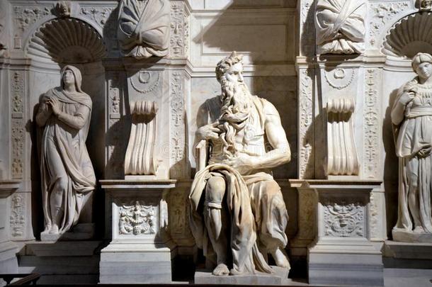 大理石雕像关于摩西在旁边米开朗基罗