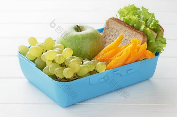 午餐盒满的健康的新鲜的食物向白色的木制的表.