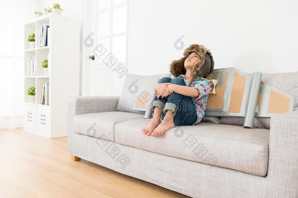 年轻小的女孩一次向活的房间长沙发椅