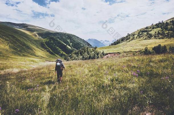 徒步旅行假期在野生的n在ure旅行支票男人和背包采用=moment