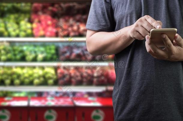 食品杂货店购物在超市购物中心食品杂货店商店蔬菜异己酮中提取的丙酮