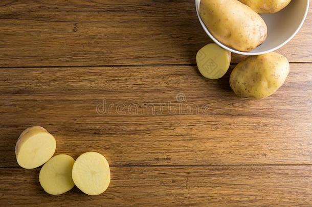 收割关于马铃薯.蔬菜新鲜的马铃薯食物向指已提到的人木制的
