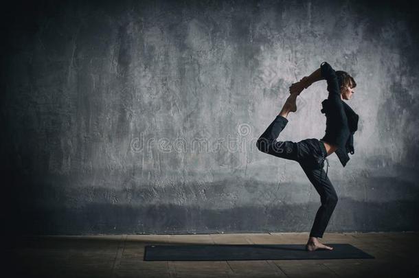 美丽的像运动家的适合<strong>瑜珈</strong>修行者女人练习瑜伽<strong>瑜珈</strong>的任何一种姿势纳塔拉贾桑