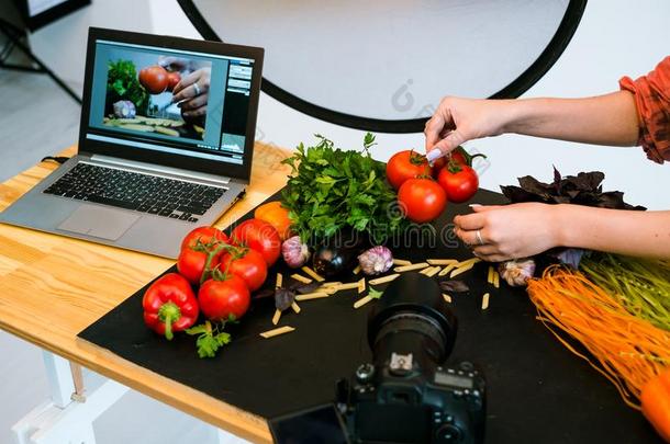 食物摄影便携式电脑广告发型师
