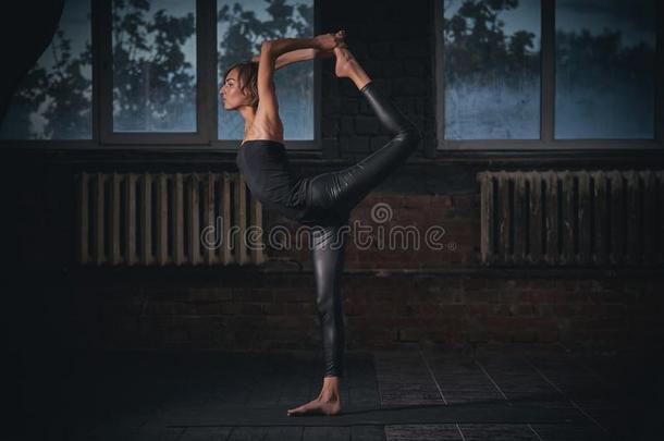 美丽的像运动家的适合瑜珈修行者女人练习瑜伽瑜珈的任何一种姿势纳塔拉贾桑