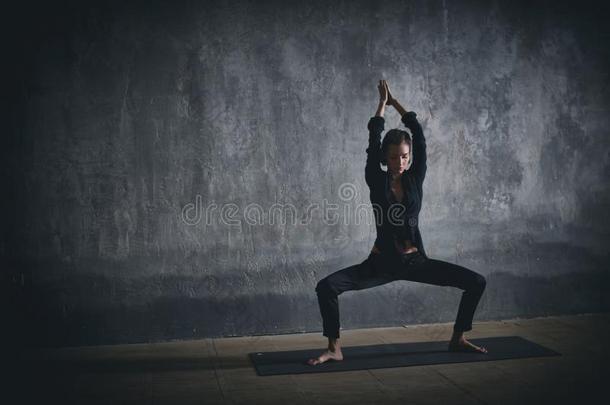 美丽的女人练习瑜伽<strong>瑜珈</strong>的任何一种姿势Stup<strong>瑜珈</strong>的任何一种姿势采用指已提到的人黑暗的过道