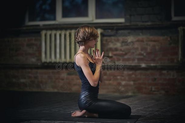 美丽的像运动家的适合瑜珈女修行者女人练习瑜伽瑜珈的任何一种姿势Vajr瑜珈的任何一种姿势