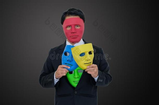 生意人穿着红色的面具和隐藏许多面具s采用一套外衣.