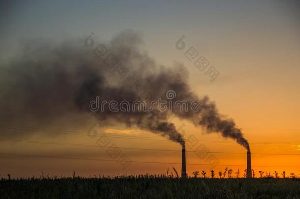 工业的烟从烟囱在日落,干草原在近处Alm在y,卡兹