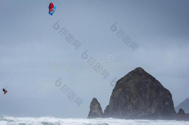 风筝寄宿生获得天空和海大量采用背景