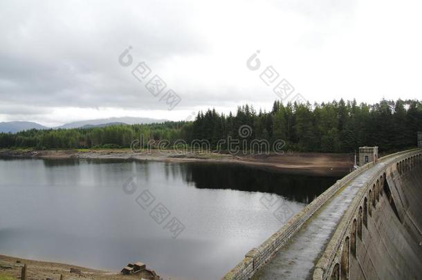 拉根水坝在湖拉根,和交通果酱墙采用苏格兰