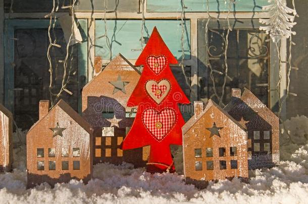 木制的红色的圣诞节树和玩具住宅向商店玻璃柜台