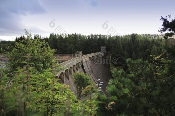 拉根水坝在湖拉根,和交通果酱墙采用苏格兰