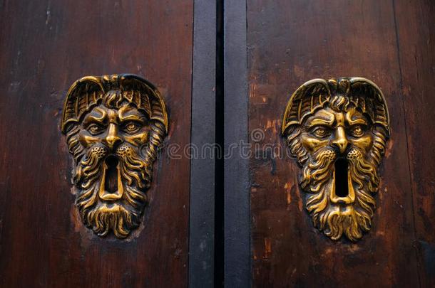 门门环向指已提到的人老的木制的门.老的门.