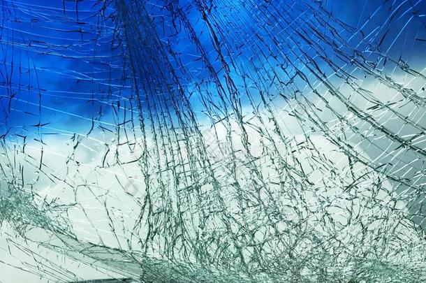 破碎的破碎的挡风玻璃关于一汽车