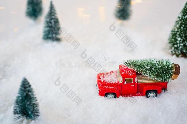 红色的玩具收集<strong>汽车汽车</strong>rying圣诞<strong>节</strong>树